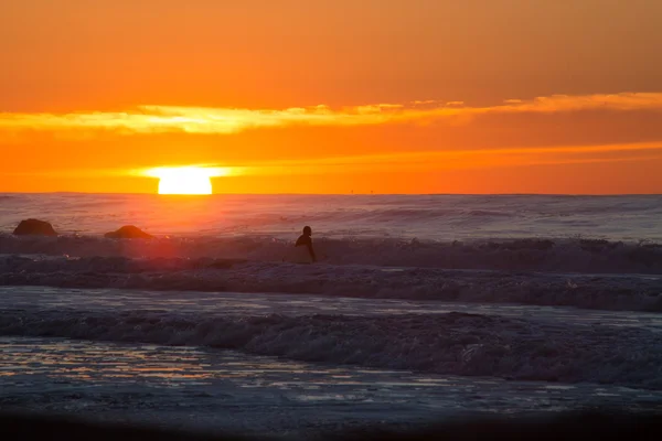 Sunrise sörf oturumu — Stok fotoğraf