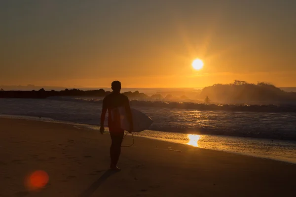 Sessão de surf ao nascer do sol — Fotografia de Stock