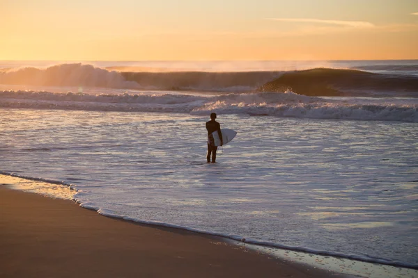 Surfer about to paddle out — Stock Photo, Image