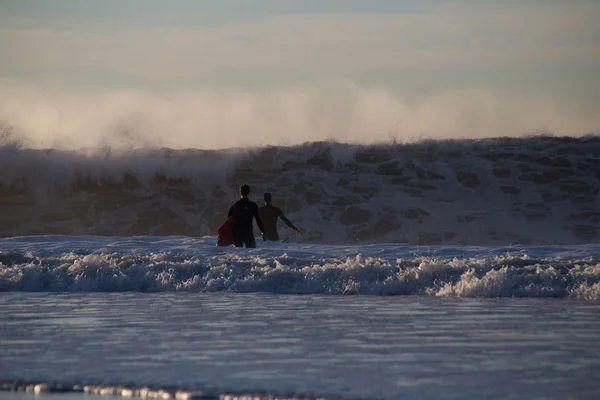 Dwóch surferów i wysokim surf — Zdjęcie stockowe