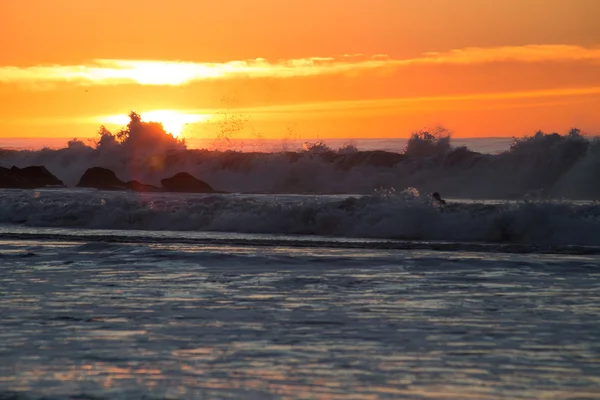 Nascer do sol e surf alto Imagem De Stock