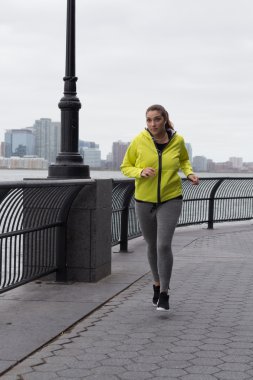 genç kadın nehir kenarında yürüyüş