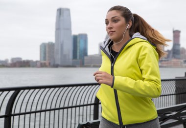 genç kadın nehir kenarında yürüyüş