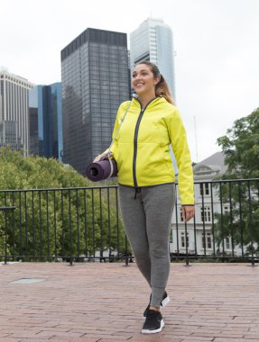 Genç kadın Yoga sınıfına başlı