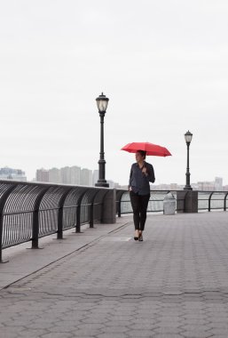 Şehirde yağmurlu bir gün