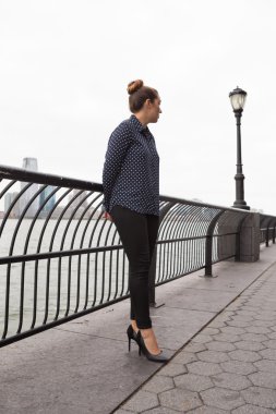 Genç kadının tek başına duran