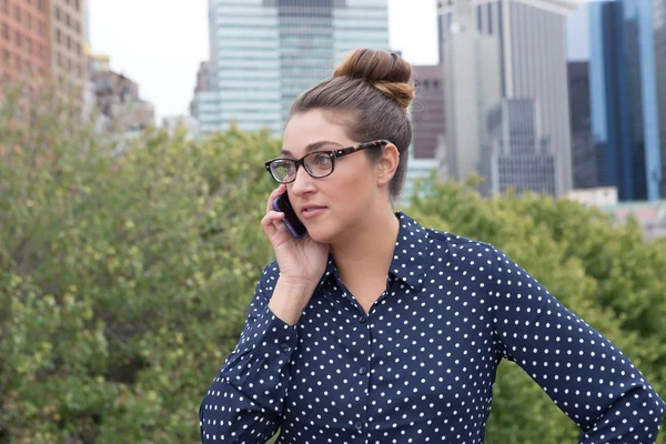 Νεαρή γυναίκα επαγγελματίας στο τηλέφωνο στην πόλη — Φωτογραφία Αρχείου