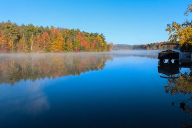 Sonbahar renkleri gölde yansıyan