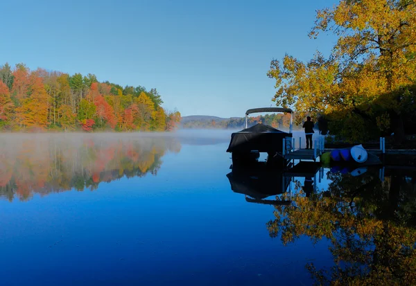 Herbstfarben spiegeln sich auf dem See — Stockfoto