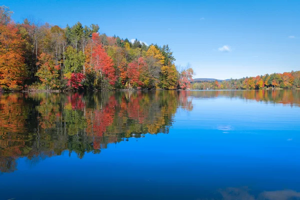 Colori autunnali riflessi sul lago — Foto Stock