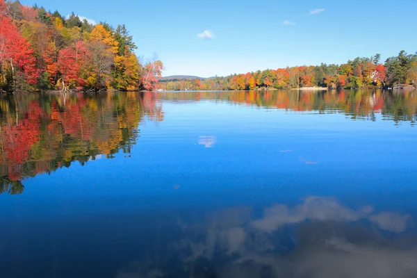 Colori autunnali riflessi sul lago — Foto Stock