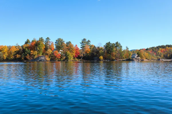 Case sul lago in autunno — Foto Stock