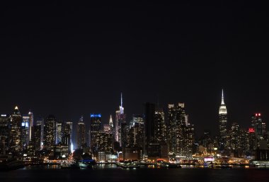 Manhattan siluetinin gece Hudson Nehri üzerinde