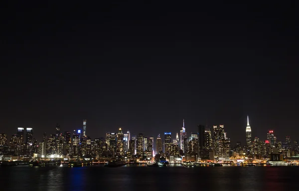 Manhattan Skyline sobre el río Hudson por la noche — Foto de Stock