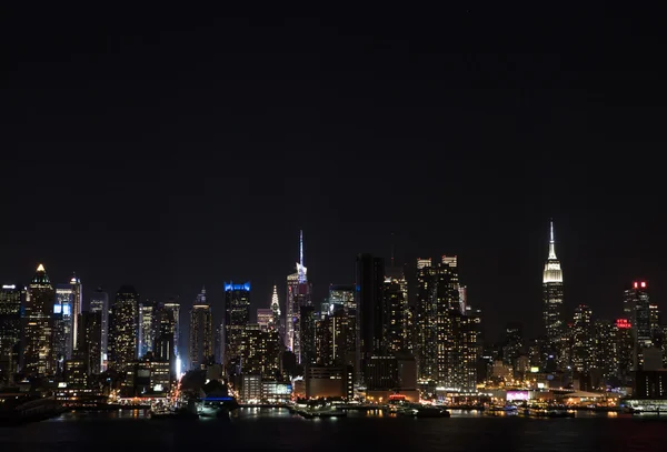 Manhattan siluetinin gece Hudson Nehri üzerinde