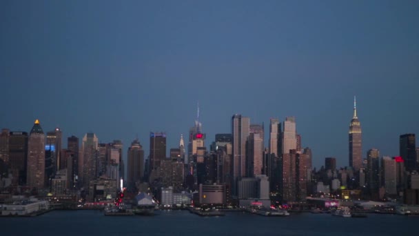 De skyline van Manhattan over rivier de hudson — Stockvideo