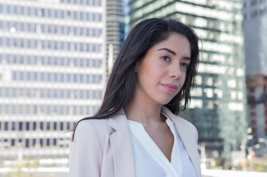 Şehirde genç Latin profesyonel kadın