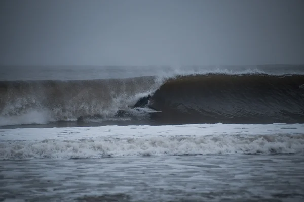 Surfista metiéndose en un barril — Foto de Stock