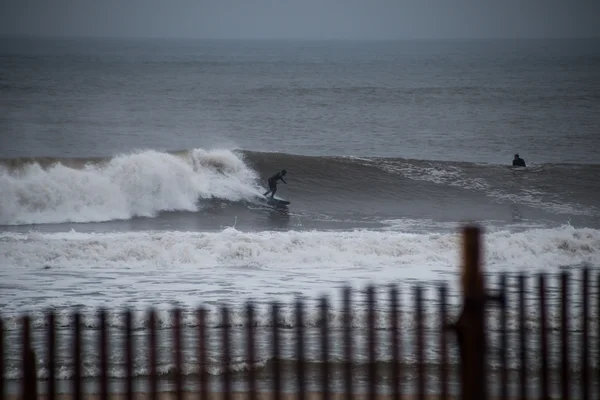 Surfista cruzando em uma onda — Fotografia de Stock