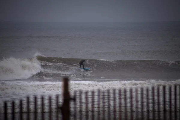 Surfista cruzando em uma onda — Fotografia de Stock