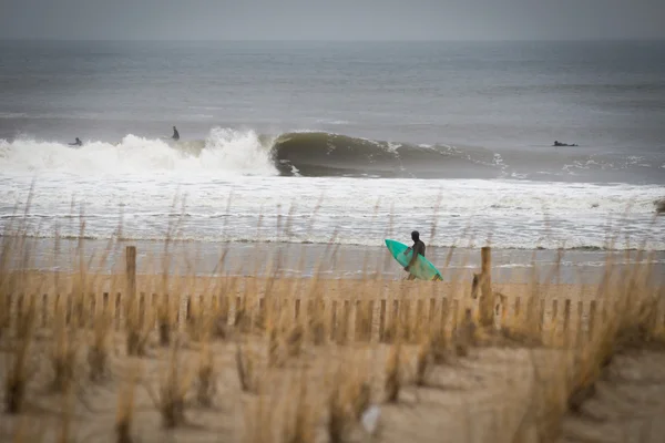 Sesión de Surf de invierno en Rockaway Beach NY — Foto de Stock