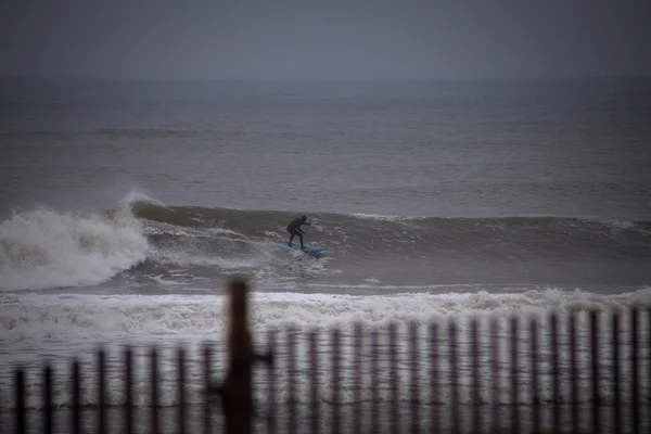 Surfista cruzando em uma onda Imagem De Stock