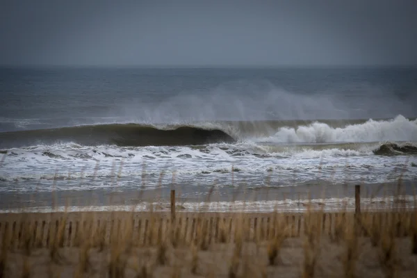 強力な波は岸の近くを壊す ロイヤリティフリーのストック写真