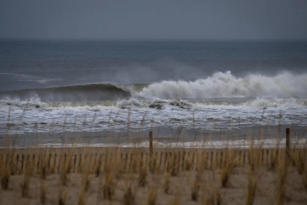 強力な波は岸の近くを壊す ストック画像