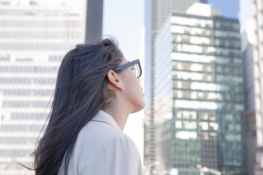 Gözlüklü genç latin profesyonel kadın 