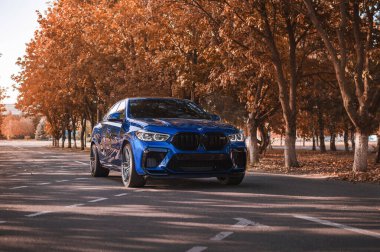 Kherson, Ukrayna - Eylül 2020. Güz parkında yepyeni bir BMW X6M yarışması..