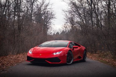 Kyiv, Ukrayna - Kasım 2019. Süper araba Lamborghini Huracan sonbahar ormanlarında kırmızı renkte.