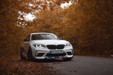 Kyiv, Ukrayna - Ağustos 2020. BMW M2 F87 Sonbahar Ormanı 'nda beyaz renkli bir yarışma.