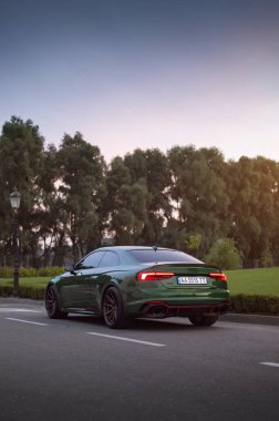 Kyiv, Ukrayna - Ağustos 2020. Spor araba Audi RS5 yeşil renkli..