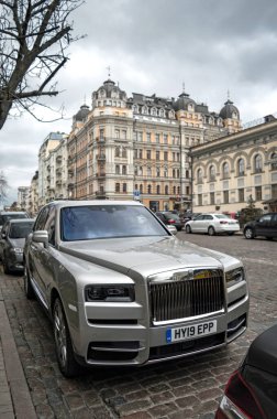 Kyiv, Ukrayna - Nisan 2019. Lüks SUV Rolls-Royce Cullinan.