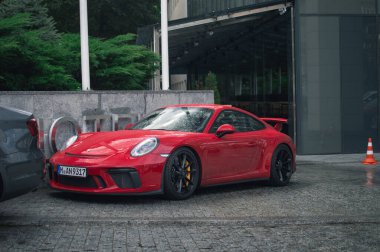 Kyiv, Ukrayna - Ağustos 2020. Kırmızı Porsche 911 GT3991 Yağmurda.
