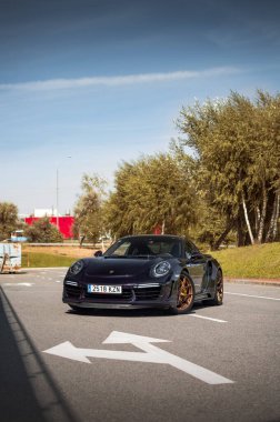 Kyiv, Ukrayna - Eylül 2019. Dünyanın tek spor arabası Porsche 911 991 Turbo S Topar tarafından ayarlandı..