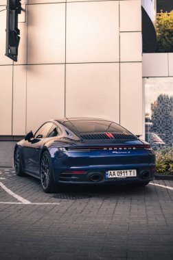 Kyiv, Ukrayna - Ağustos 2020. Yepyeni bir Porsche 911 Carrera S 992 mavi renkli..