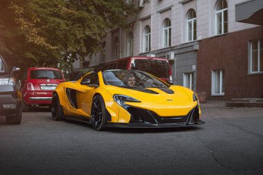 Kyiv, Ukrayna - Ağustos 2020. Süper araba McLaren 650 'ler. LibertyWalk marka küloduyla sarı renkte..