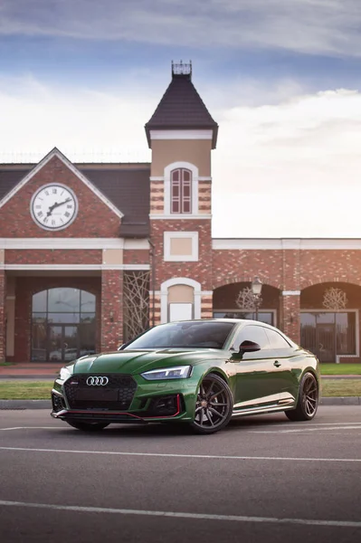 Київ Україна Серпень 2020 Спортивний Автомобіль Audi Rs5 Зеленим Кольором — стокове фото