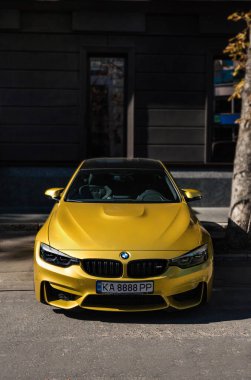 Odessa, Ukrayna - Ekim 2018. BMW M4 F82 altın renginde.