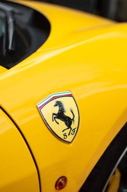 Kyiv, Ukrayna - Ağustos 2020. Ferrari isim plakası sarı Ferrari 458 Spider.