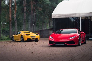 Kyiv, Ukrayna - Ağustos 2020. İki İtalyan süper arabası: Sarı Ferrari 458 Örümcek ve kırmızı Lamborghini Huracan.