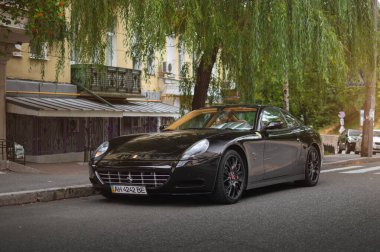 Kyiv, Ukrayna - Ağustos 2020. Ferrari 612 Scaglietti siyah renkli..