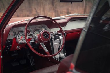 Kyiv, Ukrayna - Kasım 2019. Klasik Amerikan kaslı arabası Ford Mustang 1967 iç mekan.