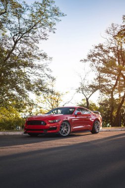 Odessa, Ukrayna - Ağustos 2020. Kırmızı renkli Ford Mustang GT.
