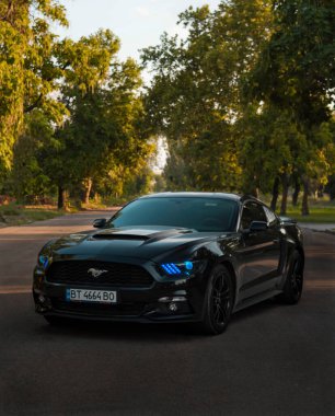 Kherson, Ukrayna - Temmuz 2018. Ford Mustang siyah renkli ve mavi farlı.