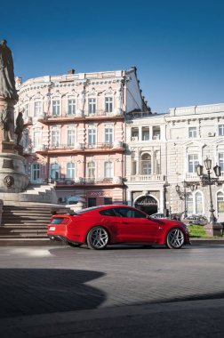 Odessa, Ukrayna - Ağustos 2020. Odessa caddesinde kırmızı Ford Mustang GT 5.0.