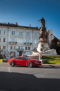 Odessa, Ukrayna - Ağustos 2020. Odessa caddesinde kırmızı Ford Mustang GT 5.0.