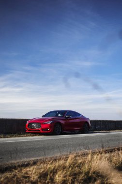 Kyiv, Ukrayna - Kasım 2019. Kırmızı renkte Infiniti Q60 'lar.