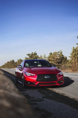 Kyiv, Ukrayna - Kasım 2019. Kırmızı renkte Infiniti Q60 'lar.